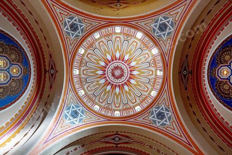 27 novembre 2018 : Les pélérins se rendent à la grande synagogue de Tunis pour des prières dans le cadre du pélerinage. Près de 300 pélerins juifs venus principalement de France pour assister au traditionnel pèlerinage sur la tombe de Rebbi Hai Taieb Lo Met. A l’occasion de ce pèlerinage, de nombreux Tunisiens de confession juive se rendent sur la tombe du rabbin ainsi que dans d’autres sanctuaires et lieux de culte juifs comme la Grande Synagogue de Tunis ou celle de la Goulette.