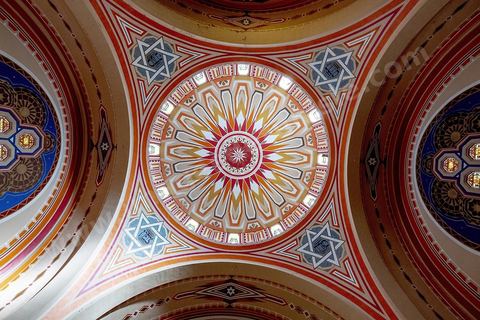 27 novembre 2018 : Les pélérins se rendent à la grande synagogue de Tunis pour des prières dans le cadre du pélerinage. Près de 300 pélerins juifs venus principalement de France pour assister au traditionnel pèlerinage sur la tombe de Rebbi Hai Taieb Lo Met. A l’occasion de ce pèlerinage, de nombreux Tunisiens de confession juive se rendent sur la tombe du rabbin ainsi que dans d’autres sanctuaires et lieux de culte juifs comme la Grande Synagogue de Tunis ou celle de la Goulette.