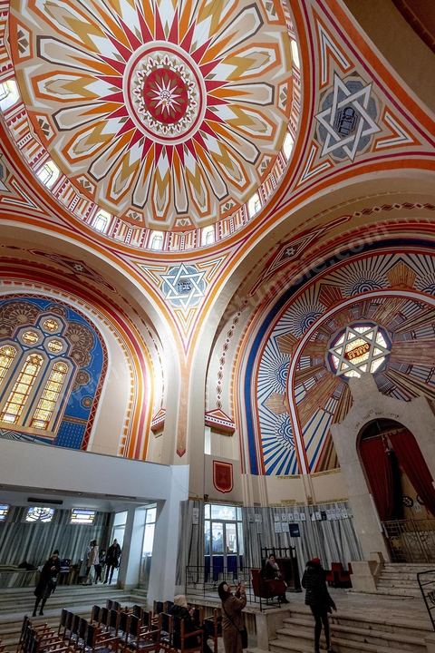 27 novembre 2018 : Les pélérins se rendent à la grande synagogue de Tunis pour des prières dans le cadre du pélerinage. Près de 300 pélerins juifs venus principalement de France pour assister au traditionnel pèlerinage sur la tombe de Rebbi Hai Taieb Lo Met. A l’occasion de ce pèlerinage, de nombreux Tunisiens de confession juive se rendent sur la tombe du rabbin ainsi que dans d’autres sanctuaires et lieux de culte juifs comme la Grande Synagogue de Tunis ou celle de la Goulette.