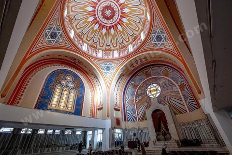 27 novembre 2018 : Les pélérins se rendent à la grande synagogue de Tunis pour des prières dans le cadre du pélerinage. Près de 300 pélerins juifs venus principalement de France pour assister au traditionnel pèlerinage sur la tombe de Rebbi Hai Taieb Lo Met. A l’occasion de ce pèlerinage, de nombreux Tunisiens de confession juive se rendent sur la tombe du rabbin ainsi que dans d’autres sanctuaires et lieux de culte juifs comme la Grande Synagogue de Tunis ou celle de la Goulette.
