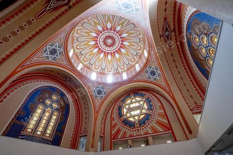 27 novembre 2018 : Les pélérins se rendent à la grande synagogue de Tunis pour des prières dans le cadre du pélerinage. Près de 300 pélerins juifs venus principalement de France pour assister au traditionnel pèlerinage sur la tombe de Rebbi Hai Taieb Lo Met. A l’occasion de ce pèlerinage, de nombreux Tunisiens de confession juive se rendent sur la tombe du rabbin ainsi que dans d’autres sanctuaires et lieux de culte juifs comme la Grande Synagogue de Tunis ou celle de la Goulette.