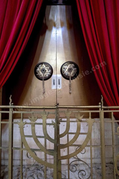 27 novembre 2018 : Les pélérins se rendent à la grande synagogue de Tunis pour des prières dans le cadre du pélerinage. Près de 300 pélerins juifs venus principalement de France pour assister au traditionnel pèlerinage sur la tombe de Rebbi Hai Taieb Lo Met. A l’occasion de ce pèlerinage, de nombreux Tunisiens de confession juive se rendent sur la tombe du rabbin ainsi que dans d’autres sanctuaires et lieux de culte juifs comme la Grande Synagogue de Tunis ou celle de la Goulette.