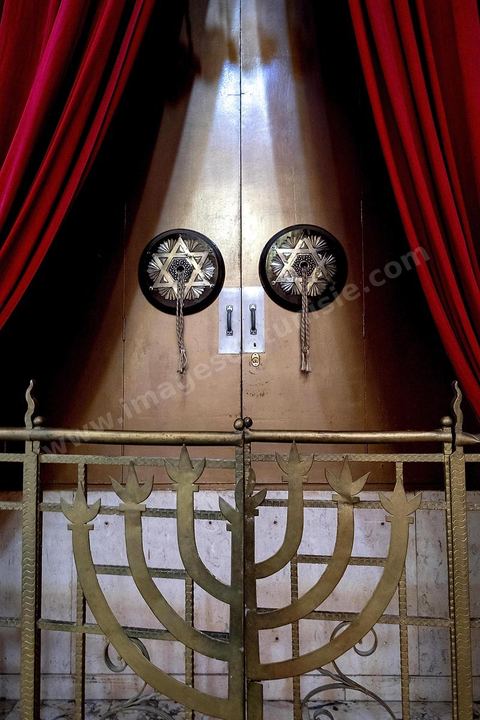 27 novembre 2018 : Les pélérins se rendent à la grande synagogue de Tunis pour des prières dans le cadre du pélerinage. Près de 300 pélerins juifs venus principalement de France pour assister au traditionnel pèlerinage sur la tombe de Rebbi Hai Taieb Lo Met. A l’occasion de ce pèlerinage, de nombreux Tunisiens de confession juive se rendent sur la tombe du rabbin ainsi que dans d’autres sanctuaires et lieux de culte juifs comme la Grande Synagogue de Tunis ou celle de la Goulette.