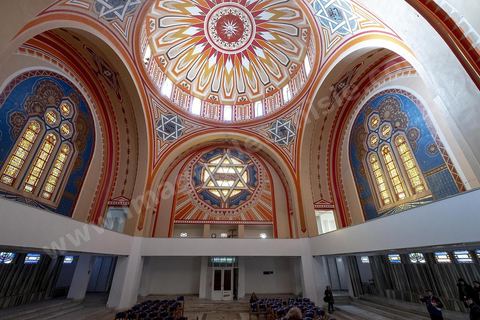 27 novembre 2018 : Les pélérins se rendent à la grande synagogue de Tunis pour des prières dans le cadre du pélerinage. Près de 300 pélerins juifs venus principalement de France pour assister au traditionnel pèlerinage sur la tombe de Rebbi Hai Taieb Lo Met. A l’occasion de ce pèlerinage, de nombreux Tunisiens de confession juive se rendent sur la tombe du rabbin ainsi que dans d’autres sanctuaires et lieux de culte juifs comme la Grande Synagogue de Tunis ou celle de la Goulette.