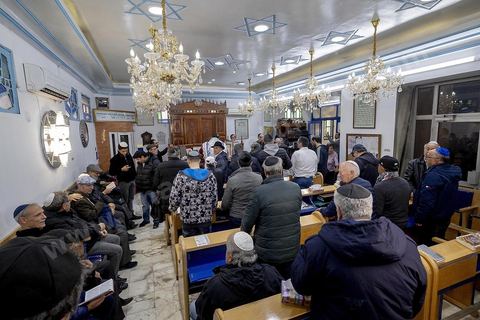 27 novembre 2018 : Les pélérins se rendent à la grande synagogue de Tunis pour des prières dans le cadre du pélerinage. Près de 300 pélerins juifs venus principalement de France pour assister au traditionnel pèlerinage sur la tombe de Rebbi Hai Taieb Lo Met. A l’occasion de ce pèlerinage, de nombreux Tunisiens de confession juive se rendent sur la tombe du rabbin ainsi que dans d’autres sanctuaires et lieux de culte juifs comme la Grande Synagogue de Tunis ou celle de la Goulette.
