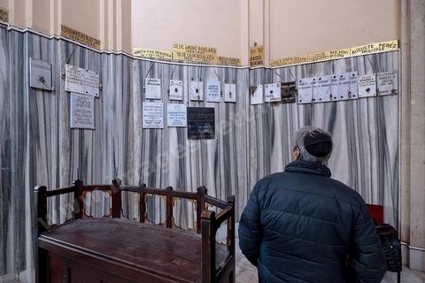27 novembre 2018 : Les pélérins se rendent à la grande synagogue de Tunis pour des prières dans le cadre du pélerinage. Près de 300 pélerins juifs venus principalement de France pour assister au traditionnel pèlerinage sur la tombe de Rebbi Hai Taieb Lo Met. A l’occasion de ce pèlerinage, de nombreux Tunisiens de confession juive se rendent sur la tombe du rabbin ainsi que dans d’autres sanctuaires et lieux de culte juifs comme la Grande Synagogue de Tunis ou celle de la Goulette.