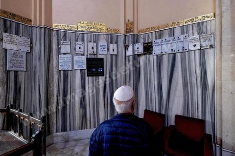 27 novembre 2018 : Les pélérins se rendent à la grande synagogue de Tunis pour des prières dans le cadre du pélerinage. Près de 300 pélerins juifs venus principalement de France pour assister au traditionnel pèlerinage sur la tombe de Rebbi Hai Taieb Lo Met. A l’occasion de ce pèlerinage, de nombreux Tunisiens de confession juive se rendent sur la tombe du rabbin ainsi que dans d’autres sanctuaires et lieux de culte juifs comme la Grande Synagogue de Tunis ou celle de la Goulette.