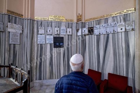 27 novembre 2018 : Les pélérins se rendent à la grande synagogue de Tunis pour des prières dans le cadre du pélerinage. Près de 300 pélerins juifs venus principalement de France pour assister au traditionnel pèlerinage sur la tombe de Rebbi Hai Taieb Lo Met. A l’occasion de ce pèlerinage, de nombreux Tunisiens de confession juive se rendent sur la tombe du rabbin ainsi que dans d’autres sanctuaires et lieux de culte juifs comme la Grande Synagogue de Tunis ou celle de la Goulette.