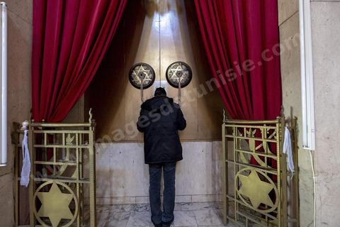 27 novembre 2018 : Les pélérins se rendent à la grande synagogue de Tunis pour des prières dans le cadre du pélerinage. Près de 300 pélerins juifs venus principalement de France pour assister au traditionnel pèlerinage sur la tombe de Rebbi Hai Taieb Lo Met. A l’occasion de ce pèlerinage, de nombreux Tunisiens de confession juive se rendent sur la tombe du rabbin ainsi que dans d’autres sanctuaires et lieux de culte juifs comme la Grande Synagogue de Tunis ou celle de la Goulette.