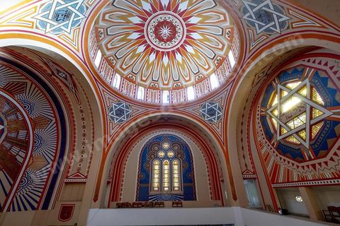 27 novembre 2018 : Les pélérins se rendent à la grande synagogue de Tunis pour des prières dans le cadre du pélerinage. Près de 300 pélerins juifs venus principalement de France pour assister au traditionnel pèlerinage sur la tombe de Rebbi Hai Taieb Lo Met. A l’occasion de ce pèlerinage, de nombreux Tunisiens de confession juive se rendent sur la tombe du rabbin ainsi que dans d’autres sanctuaires et lieux de culte juifs comme la Grande Synagogue de Tunis ou celle de la Goulette.