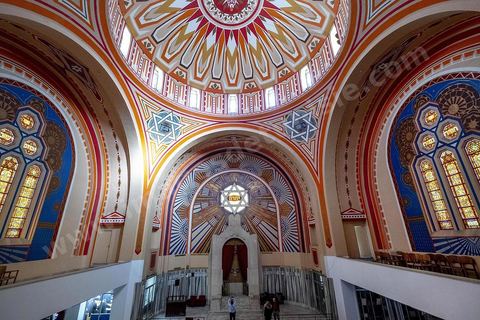27 novembre 2018 : Les pélérins se rendent à la grande synagogue de Tunis pour des prières dans le cadre du pélerinage. Près de 300 pélerins juifs venus principalement de France pour assister au traditionnel pèlerinage sur la tombe de Rebbi Hai Taieb Lo Met. A l’occasion de ce pèlerinage, de nombreux Tunisiens de confession juive se rendent sur la tombe du rabbin ainsi que dans d’autres sanctuaires et lieux de culte juifs comme la Grande Synagogue de Tunis ou celle de la Goulette.
