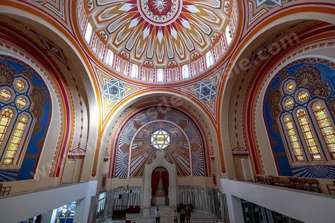 27 novembre 2018 : Les pélérins se rendent à la grande synagogue de Tunis pour des prières dans le cadre du pélerinage. Près de 300 pélerins juifs venus principalement de France pour assister au traditionnel pèlerinage sur la tombe de Rebbi Hai Taieb Lo Met. A l’occasion de ce pèlerinage, de nombreux Tunisiens de confession juive se rendent sur la tombe du rabbin ainsi que dans d’autres sanctuaires et lieux de culte juifs comme la Grande Synagogue de Tunis ou celle de la Goulette.