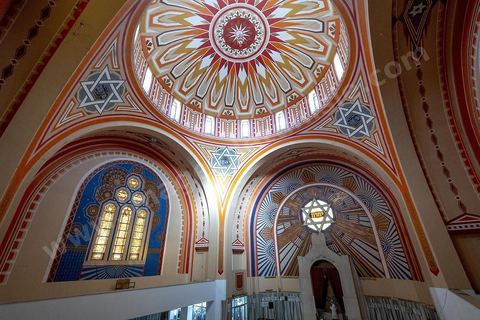 27 novembre 2018 : Les pélérins se rendent à la grande synagogue de Tunis pour des prières dans le cadre du pélerinage. Près de 300 pélerins juifs venus principalement de France pour assister au traditionnel pèlerinage sur la tombe de Rebbi Hai Taieb Lo Met. A l’occasion de ce pèlerinage, de nombreux Tunisiens de confession juive se rendent sur la tombe du rabbin ainsi que dans d’autres sanctuaires et lieux de culte juifs comme la Grande Synagogue de Tunis ou celle de la Goulette.