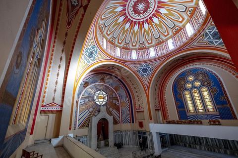 27 novembre 2018 : Les pélérins se rendent à la grande synagogue de Tunis pour des prières dans le cadre du pélerinage. Près de 300 pélerins juifs venus principalement de France pour assister au traditionnel pèlerinage sur la tombe de Rebbi Hai Taieb Lo Met. A l’occasion de ce pèlerinage, de nombreux Tunisiens de confession juive se rendent sur la tombe du rabbin ainsi que dans d’autres sanctuaires et lieux de culte juifs comme la Grande Synagogue de Tunis ou celle de la Goulette.
