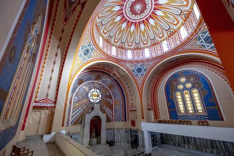 27 novembre 2018 : Les pélérins se rendent à la grande synagogue de Tunis pour des prières dans le cadre du pélerinage. Près de 300 pélerins juifs venus principalement de France pour assister au traditionnel pèlerinage sur la tombe de Rebbi Hai Taieb Lo Met. A l’occasion de ce pèlerinage, de nombreux Tunisiens de confession juive se rendent sur la tombe du rabbin ainsi que dans d’autres sanctuaires et lieux de culte juifs comme la Grande Synagogue de Tunis ou celle de la Goulette.