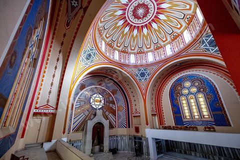 27 novembre 2018 : Les pélérins se rendent à la grande synagogue de Tunis pour des prières dans le cadre du pélerinage. Près de 300 pélerins juifs venus principalement de France pour assister au traditionnel pèlerinage sur la tombe de Rebbi Hai Taieb Lo Met. A l’occasion de ce pèlerinage, de nombreux Tunisiens de confession juive se rendent sur la tombe du rabbin ainsi que dans d’autres sanctuaires et lieux de culte juifs comme la Grande Synagogue de Tunis ou celle de la Goulette.