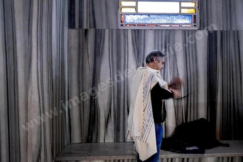 27 novembre 2018 : Les pélérins se rendent à la grande synagogue de Tunis pour des prières dans le cadre du pélerinage. Près de 300 pélerins juifs venus principalement de France pour assister au traditionnel pèlerinage sur la tombe de Rebbi Hai Taieb Lo Met. A l’occasion de ce pèlerinage, de nombreux Tunisiens de confession juive se rendent sur la tombe du rabbin ainsi que dans d’autres sanctuaires et lieux de culte juifs comme la Grande Synagogue de Tunis ou celle de la Goulette.