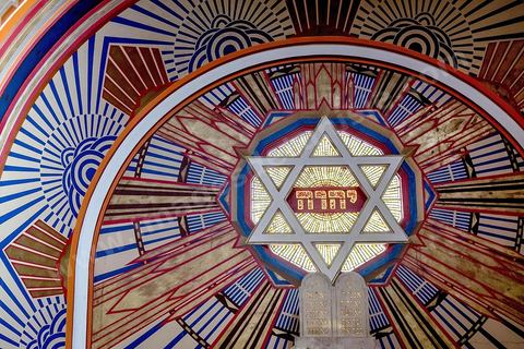 27 novembre 2018 : Les pélérins se rendent à la grande synagogue de Tunis pour des prières dans le cadre du pélerinage. Près de 300 pélerins juifs venus principalement de France pour assister au traditionnel pèlerinage sur la tombe de Rebbi Hai Taieb Lo Met. A l’occasion de ce pèlerinage, de nombreux Tunisiens de confession juive se rendent sur la tombe du rabbin ainsi que dans d’autres sanctuaires et lieux de culte juifs comme la Grande Synagogue de Tunis ou celle de la Goulette.