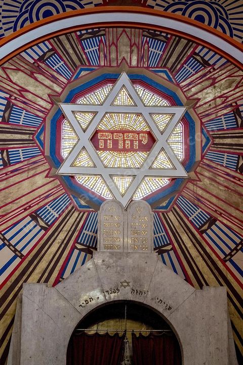 27 novembre 2018 : Les pélérins se rendent à la grande synagogue de Tunis pour des prières dans le cadre du pélerinage. Près de 300 pélerins juifs venus principalement de France pour assister au traditionnel pèlerinage sur la tombe de Rebbi Hai Taieb Lo Met. A l’occasion de ce pèlerinage, de nombreux Tunisiens de confession juive se rendent sur la tombe du rabbin ainsi que dans d’autres sanctuaires et lieux de culte juifs comme la Grande Synagogue de Tunis ou celle de la Goulette.