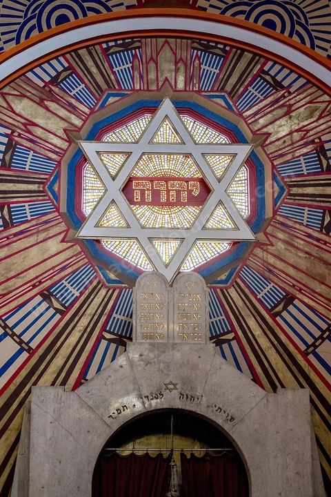 27 novembre 2018 : Les pélérins se rendent à la grande synagogue de Tunis pour des prières dans le cadre du pélerinage. Près de 300 pélerins juifs venus principalement de France pour assister au traditionnel pèlerinage sur la tombe de Rebbi Hai Taieb Lo Met. A l’occasion de ce pèlerinage, de nombreux Tunisiens de confession juive se rendent sur la tombe du rabbin ainsi que dans d’autres sanctuaires et lieux de culte juifs comme la Grande Synagogue de Tunis ou celle de la Goulette.