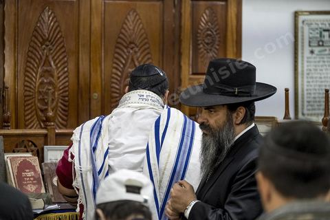 27 novembre 2018 : Les pélérins se rendent à la grande synagogue de Tunis pour des prières dans le cadre du pélerinage. Près de 300 pélerins juifs venus principalement de France pour assister au traditionnel pèlerinage sur la tombe de Rebbi Hai Taieb Lo Met. A l’occasion de ce pèlerinage, de nombreux Tunisiens de confession juive se rendent sur la tombe du rabbin ainsi que dans d’autres sanctuaires et lieux de culte juifs comme la Grande Synagogue de Tunis ou celle de la Goulette.
