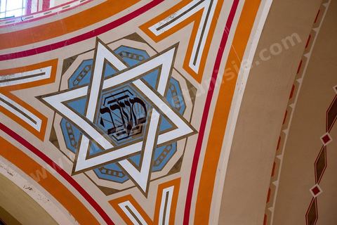 27 novembre 2018 : Les pélérins se rendent à la grande synagogue de Tunis pour des prières dans le cadre du pélerinage. Près de 300 pélerins juifs venus principalement de France pour assister au traditionnel pèlerinage sur la tombe de Rebbi Hai Taieb Lo Met. A l’occasion de ce pèlerinage, de nombreux Tunisiens de confession juive se rendent sur la tombe du rabbin ainsi que dans d’autres sanctuaires et lieux de culte juifs comme la Grande Synagogue de Tunis ou celle de la Goulette.