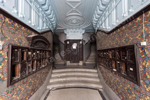 Immeuble colonial au 2, rue Lucie Faure au centre de Tunis, vestibuled 'entrée et cage d'escalier