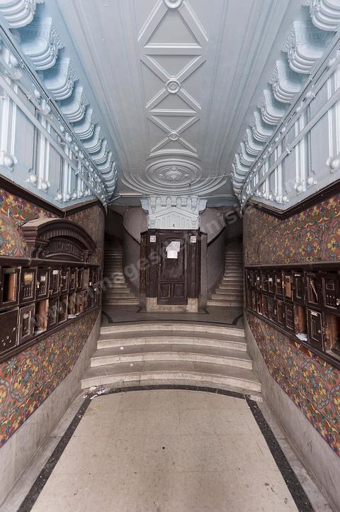 Immeuble colonial au 2, rue Lucie Faure au centre de Tunis, vestibuled 'entrée et cage d'escalier