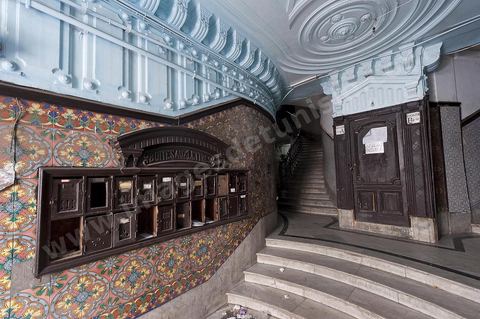 Immeuble colonial au 2, rue Lucie Faure au centre de Tunis, vestibuled 'entrée et cage d'escalier