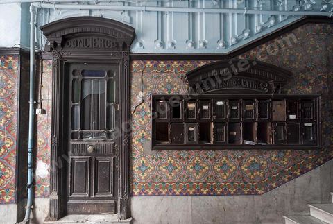 Immeuble colonial au 2, rue Lucie Faure au centre de Tunis, vestibuled 'entrée et cage d'escalier