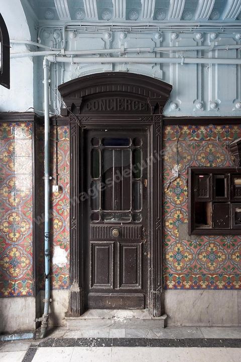 Immeuble colonial au 2, rue Lucie Faure au centre de Tunis, vestibuled 'entrée et cage d'escalier