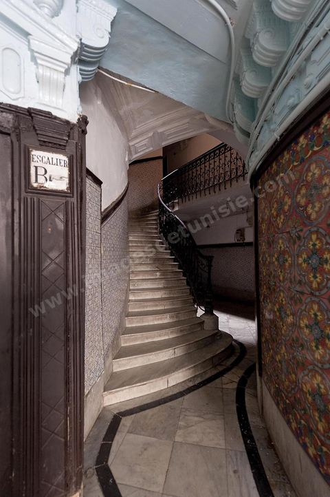 Immeuble colonial au 2, rue Lucie Faure au centre de Tunis, vestibuled 'entrée et cage d'escalier