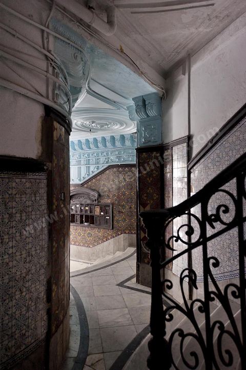 Immeuble colonial au 2, rue Lucie Faure au centre de Tunis, vestibuled 'entrée et cage d'escalier
