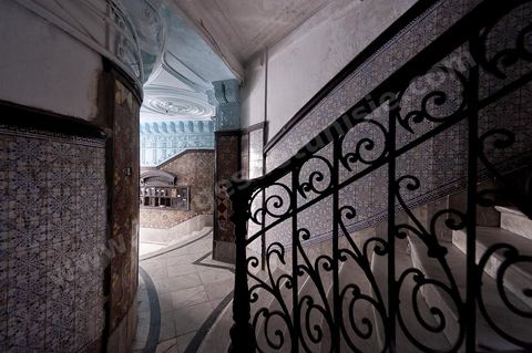 Immeuble colonial au 2, rue Lucie Faure au centre de Tunis, vestibuled 'entrée et cage d'escalier