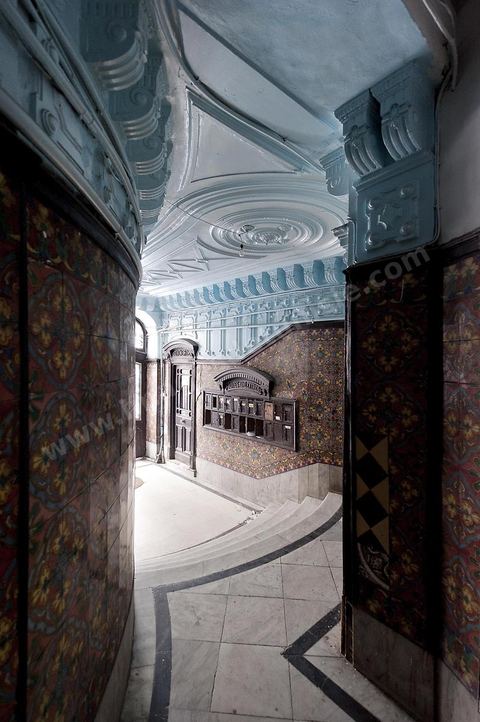 Immeuble colonial au 2, rue Lucie Faure au centre de Tunis, vestibuled 'entrée et cage d'escalier
