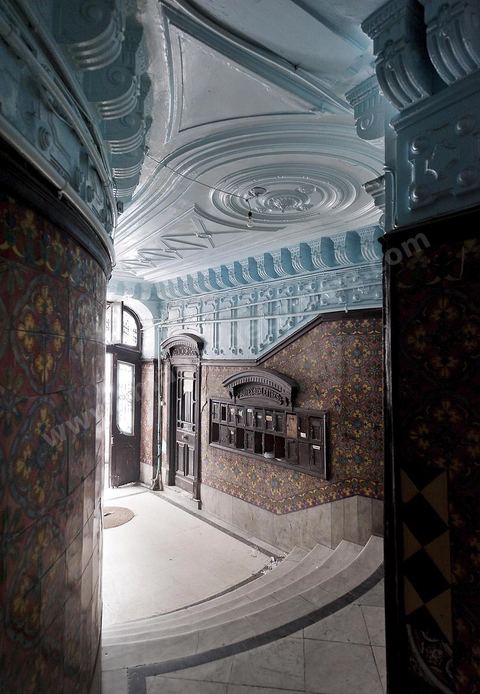 Immeuble colonial au 2, rue Lucie Faure au centre de Tunis, vestibuled 'entrée et cage d'escalier