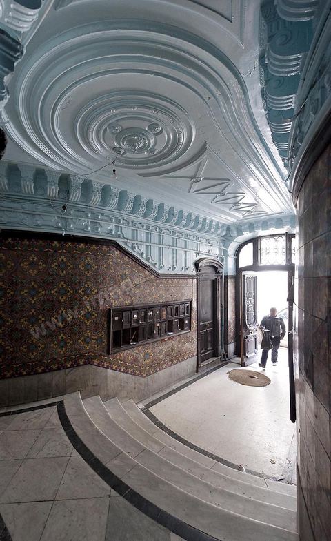 Immeuble colonial au 2, rue Lucie Faure au centre de Tunis, vestibuled 'entrée et cage d'escalier