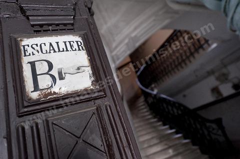 Immeuble colonial au 2, rue Lucie Faure au centre de Tunis, vestibuled 'entrée et cage d'escalier
