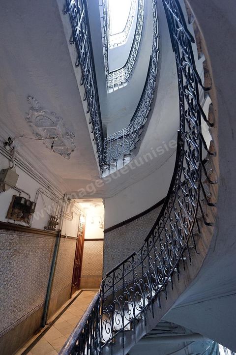 Immeuble colonial au 2, rue Lucie Faure au centre de Tunis, vestibuled 'entrée et cage d'escalier