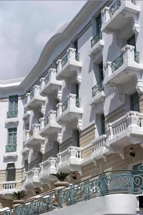 Façade de l'hotel Majestic sur la Rue de Paris, immeuble le colonial de style classique qui vient d'être restauré au centre de Tunis