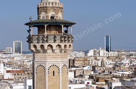 Depuis les toits de la medina vue sur la medina de Tunis avec au premier plan le minaret et la mosquée Hammouda Pacha 