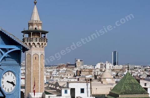 Depuis les toits de la medina vue sur la medina de Tunis avec au premier plan le minaret et la mosquée Hammouda Pacha 