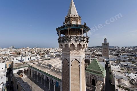 Depuis les toits de la medina vue sur la medina de Tunis avec au premier plan le minaret et la mosquée Hammouda Pacha et à droite la Grande Mosquée Jamâa ez Zitouna