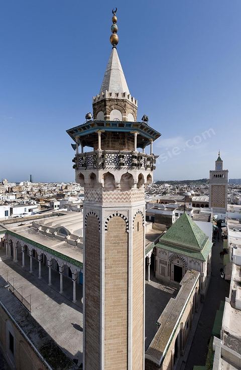 Depuis les toits de la medina vue sur la medina de Tunis avec au premier plan le minaret et la mosquée Hammouda Pacha et à droite la Grande Mosquée Jamâa ez Zitouna