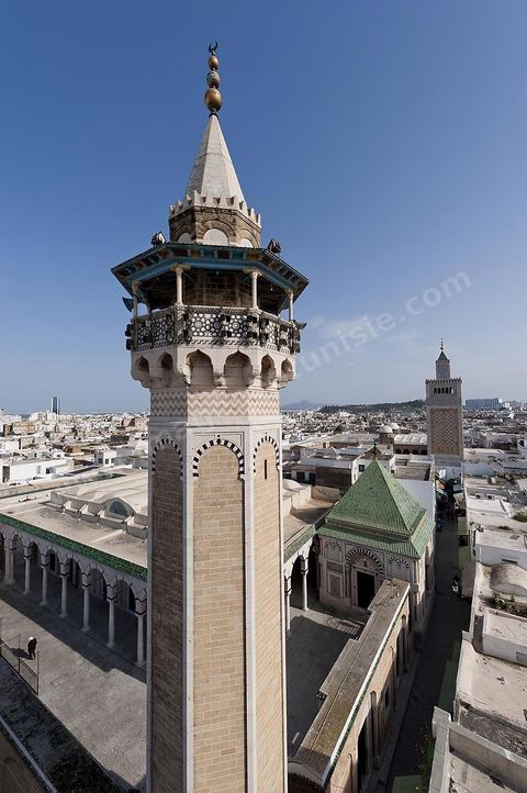 Depuis les toits de la medina vue sur la medina de Tunis avec au premier plan le minaret et la mosquée Hammouda Pacha et à droite la Grande Mosquée Jamâa ez Zitouna