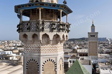 Depuis les toits de la medina vue sur la medina de Tunis avec au premier plan le minaret et la mosquée Hammouda Pacha et à droite la Grande Mosquée Jamâa ez Zitouna
