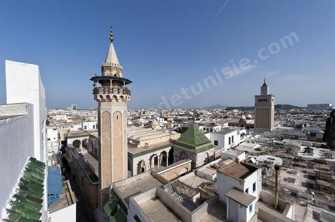 Depuis les toits de la medina vue sur la medina de Tunis avec au premier plan le minaret et la mosquée Hammouda Pacha et à droite la Grande Mosquée Jamâa ez Zitouna