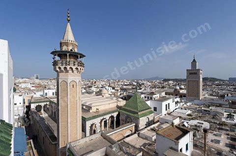 Depuis les toits de la medina vue sur la medina de Tunis avec au premier plan le minaret et la mosquée Hammouda Pacha et à droite la Grande Mosquée Jamâa ez Zitouna