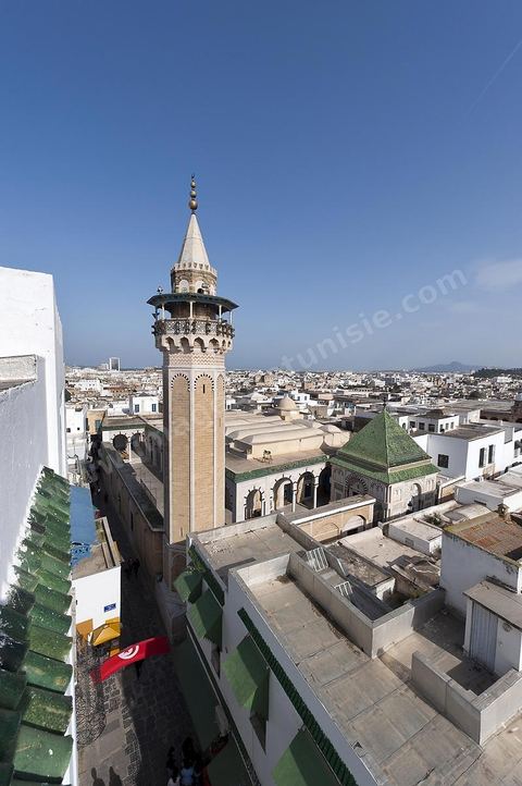 Depuis les toits de la medina vue sur la medina de Tunis avec au premier plan le minaret et la mosquée Hammouda Pacha