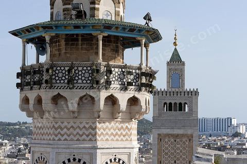 Depuis les toits de la medina vue sur la medina de Tunis avec au premier plan le minaret et la mosquée Hammouda Pacha et à droite la Grande Mosquée Jamâa ez Zitouna